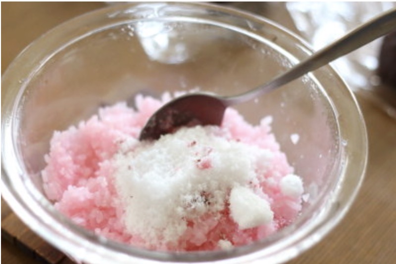 道明寺粉を蒸らし終わったら、暑いうちに砂糖と刻んだ桜の花を加えて混ぜる