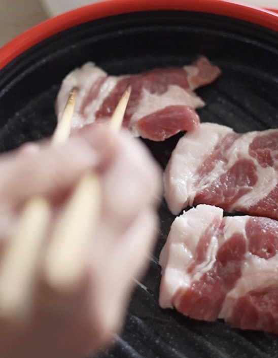 電子レンジで焼き色がつく調理器を使う時は、最初に油をぬるか、食材で油を広げる