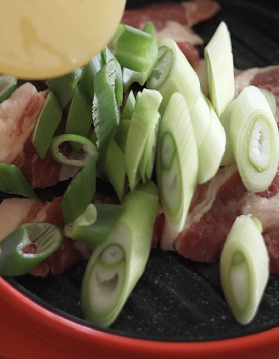 焼き色をつけたい豚肉を先におき、その上に長ねぎやもやしを乗せる