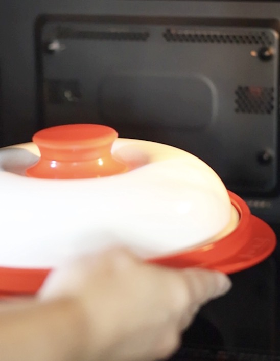 ふたをして、レンジメートプロを電子レンジに入れる