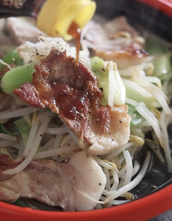 レンジ調理器で、豚肉の焼き色をチェックしているところ