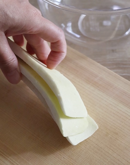 大根の皮を数枚重ねて切る方法