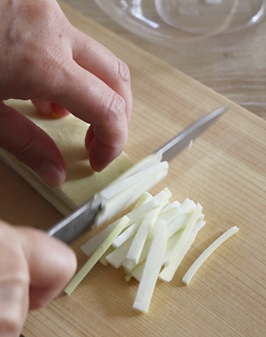 大根の皮を細く切る 動画付き工程