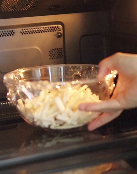 細く切った大根を電子レンジで加熱する様子