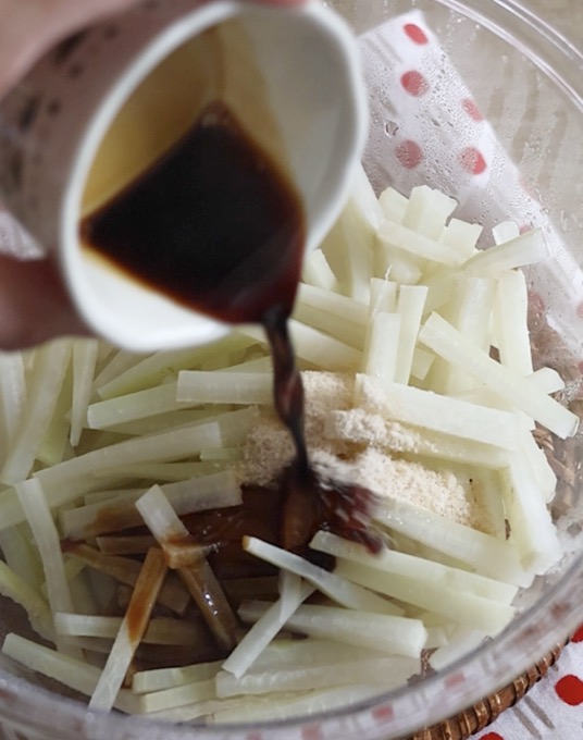 加熱後の大根の皮は、熱々のうちに調味料をなじませておけば、味が染みる