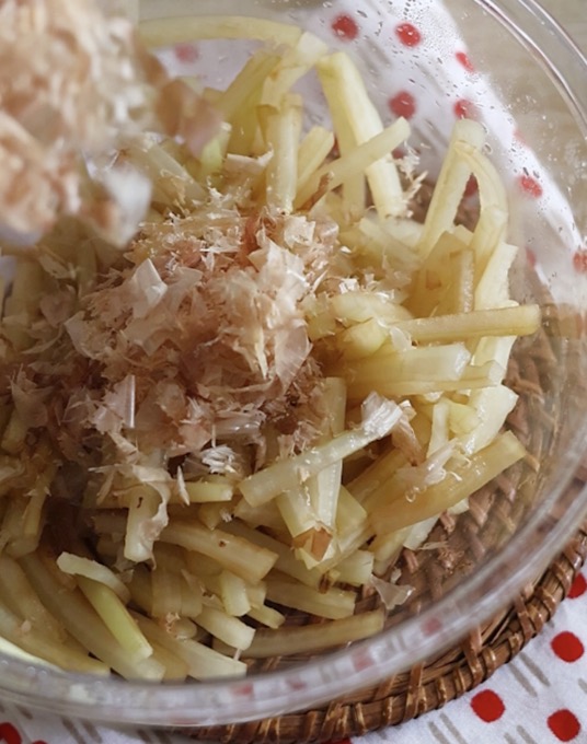 削り節や白ゴマと大根の皮をあえる