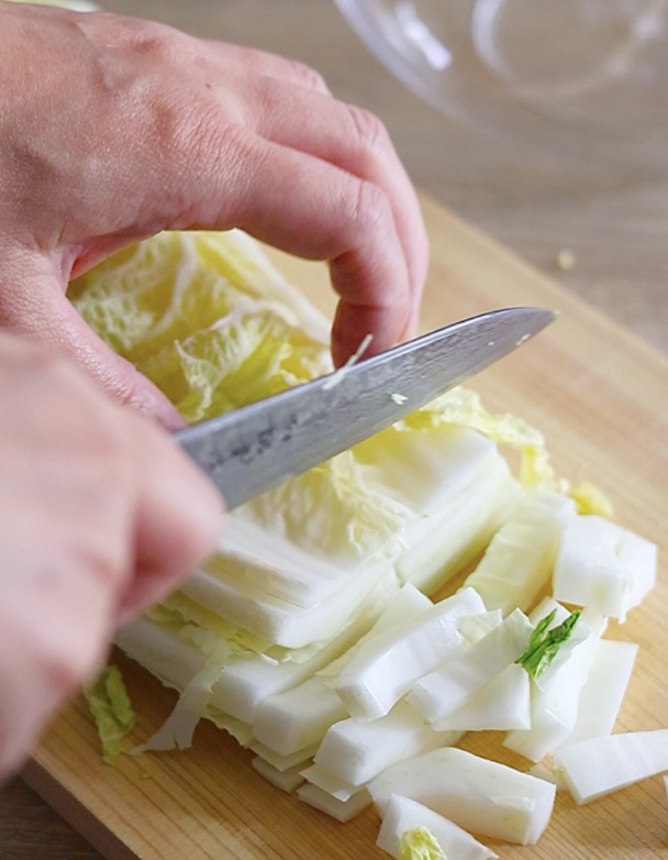 白菜は1〜2cm幅に包丁で切る。