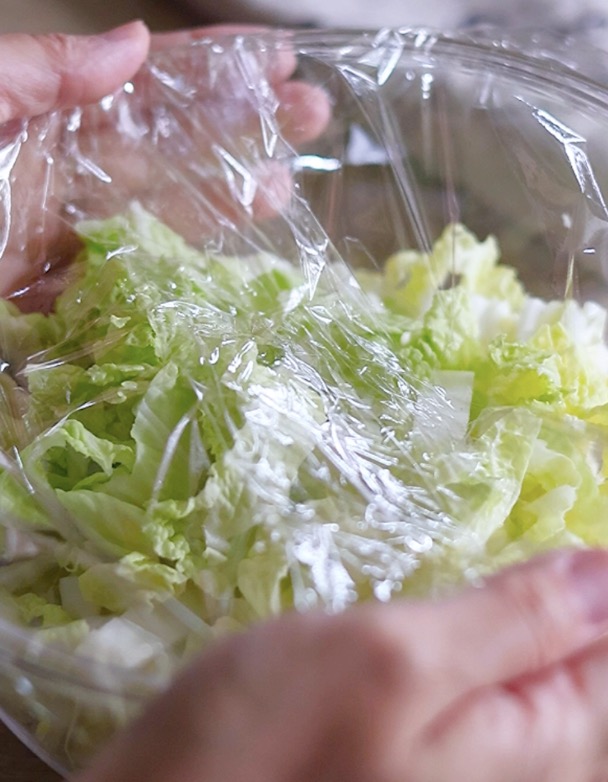 耐熱ボウルに白菜を入れてラップをふんわりかける。
