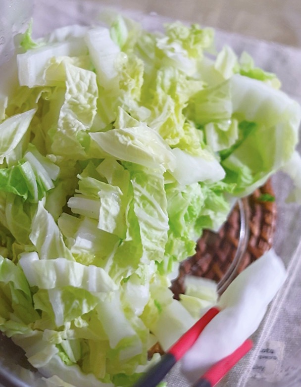 レンジ加熱した白菜の水分が残っていたら、味がぼやけるため、キッチンぺ^パーなどで水気を拭き取るとよい。