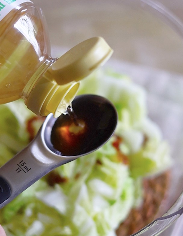 オイスターソースや酢を加えて和える。オイスターソースの方が粘度が高いので、先に入れて、お酢や白菜でとると無駄にならない。