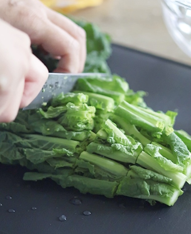 なばなを食べやすい大きさに切ります