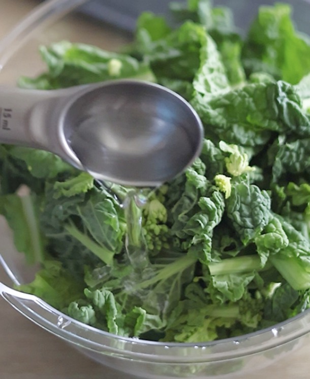 なばなを電子レンジで加熱するときは、大さじ1の水をかけると良いでしょう