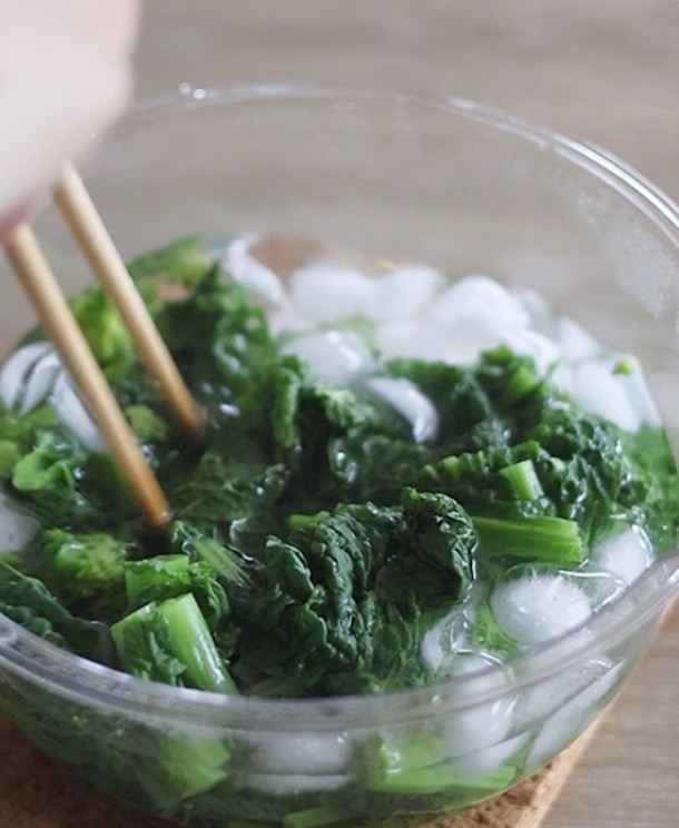 菜の花を加熱したら、すぐに氷水にとって冷やすことによって苦味やえぐみを取り、色がきれいに仕上がります
