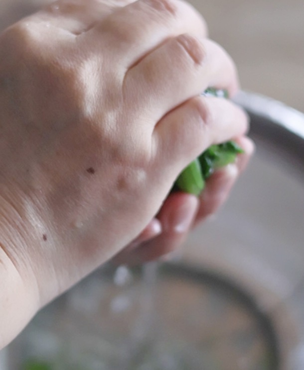 調味料とあえる前に、しっかり菜の花の水を切りましょう
