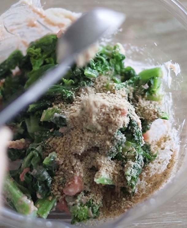 菜の花の苦みを なくすために、今回はマヨネーズや明太子の旨味成分を活用し、白すりごまで栄養をプラスします