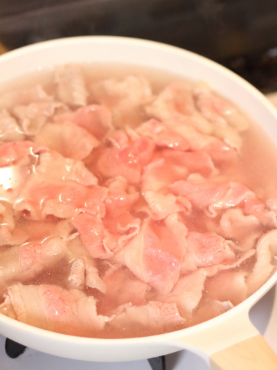 鍋をする時に豚肉が多い場合はあらかじめ下茹でしておくと、アク対策になる