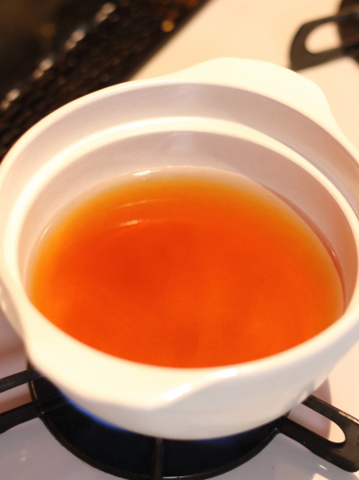 めんつゆ、砂糖、にんにくで鍋の素を作っておく