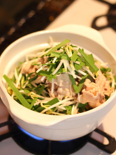 豚肉、もやし、ニラなどの野菜を入れて鍋の感sネイ