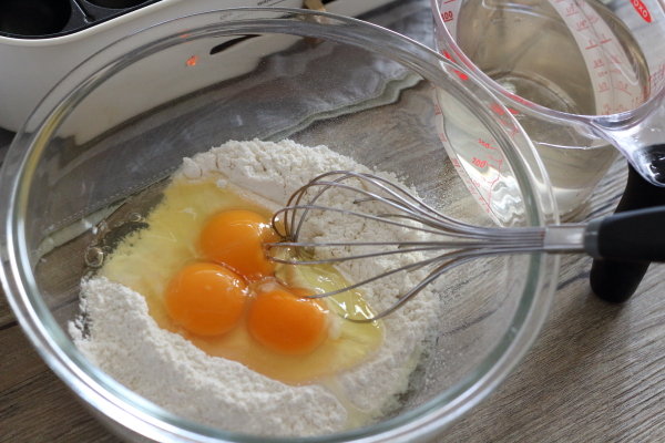 薄力粉から作るたこ焼きのレシピ(出汁を少しずつ加えながら、泡立て器でダマにならないようによく混ぜ合わせます。)