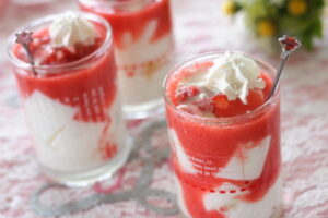 いちごミルクゼリーの簡単レシピ！牛乳といちごでプルプル食感｜アガーで作る失敗しない温度管理のコツ