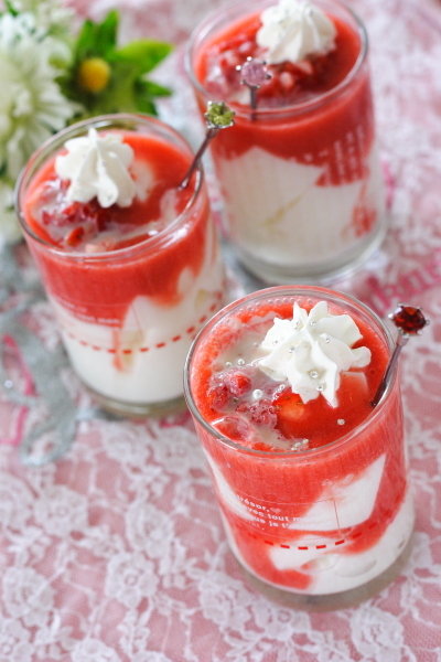 いちごミルクゼリーの簡単レシピ！牛乳といちごでプルプル食感｜アガーで作る失敗しない温度管理のコツ