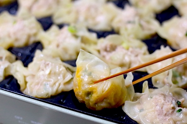 ホットプレートで簡単！包まない豆腐シュウマイのレシピ。たこ焼きプレート活用で時短＆絶品。