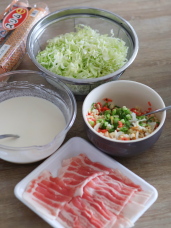 ボウルにお好み焼きミックス粉(50g)、**水(150ml)**を入れ、泡立て器でダマがなくなるまでよく混ぜます。