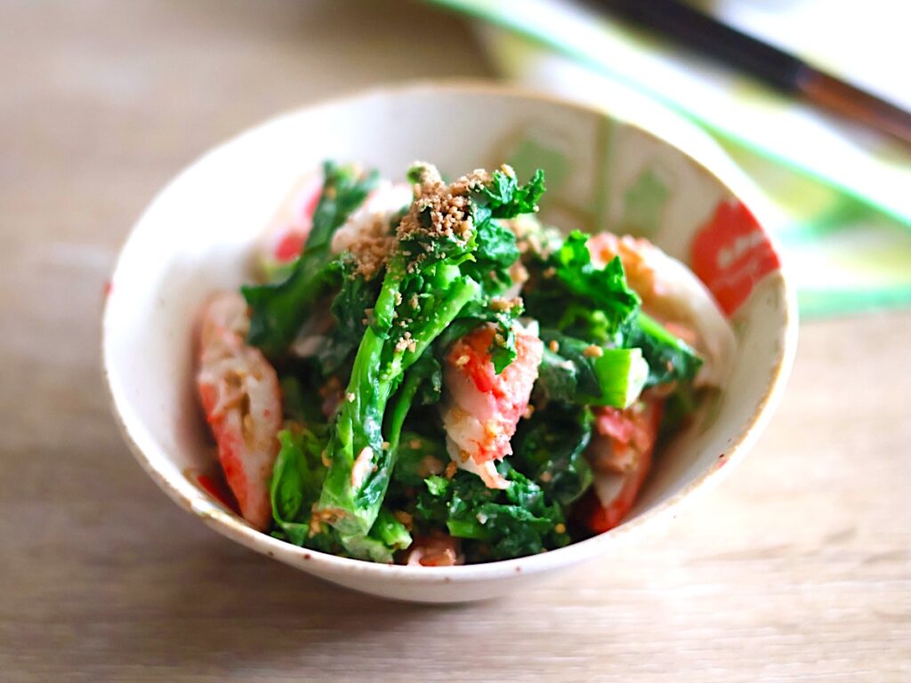 なばな（菜の花）とカニカマのごまマヨ和えレシピ｜レンジで簡単、苦味を抑えるコツ