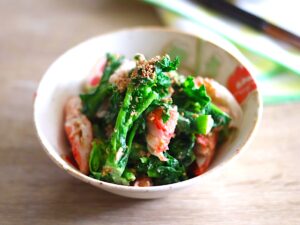 なばな（菜の花）とカニカマのごまマヨ和えレシピ｜レンジで簡単、苦味を抑えるコツ