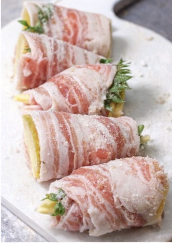 豚バラ肉で、たけのこと大葉を巻きます。