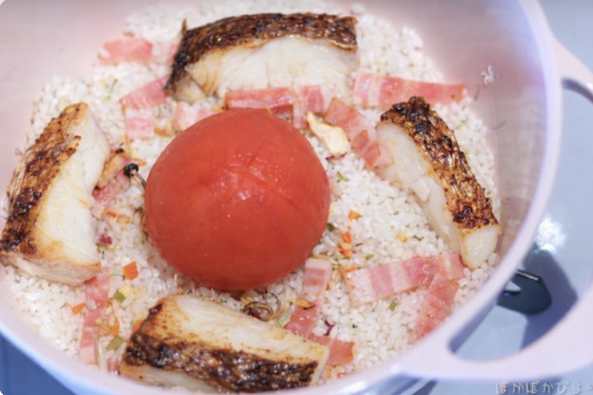 鯛に焼き色をつけて鯛めしをたく