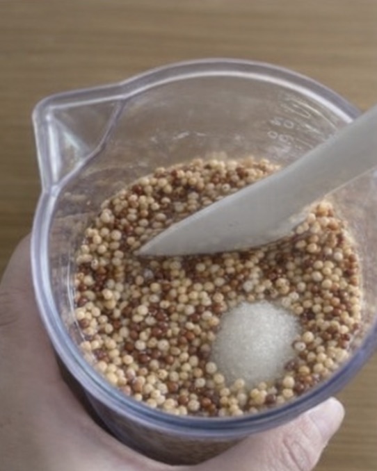 清潔な保存容器に、水けをきったシード、酢、塩、砂糖を入れてよく混ぜ合わせます。