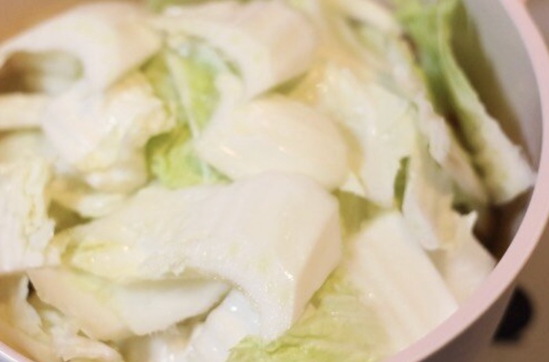 白菜の軸、葉先の順に鍋へ加えます。