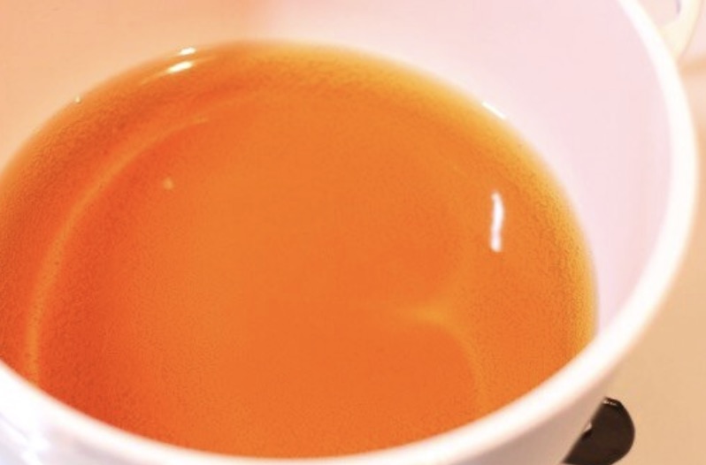 鍋に水とめんつゆを入れて中火にかけます。その間に白菜を食べやすい大きさに切ります（軸は削ぎ切りがおすすめ）。