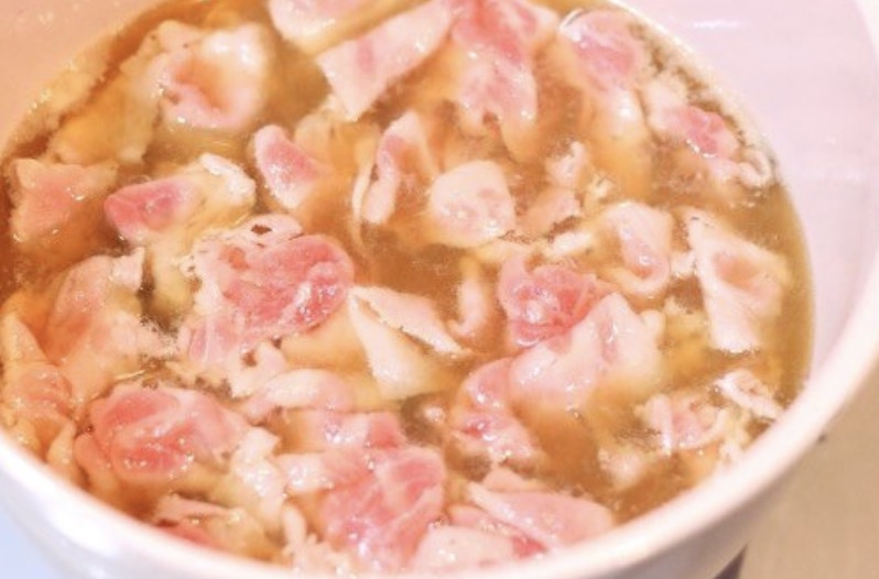 めんつゆで作った鍋ベースに豚肉を加えて茹でる