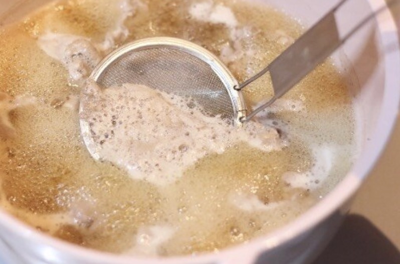 豚肉で鍋を作るときは、アクをしっかりとる