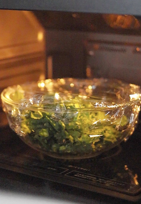 なばなは加熱のしすぎに注意し、電子レンジの場合は500W2分30秒ほど加熱して冷やす