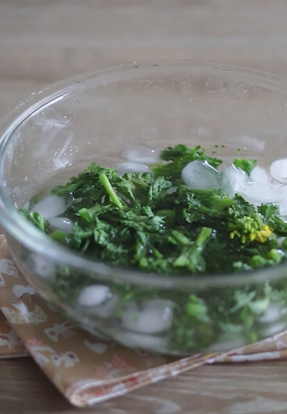 レンジ加熱後の菜の花は、氷水で一気に冷やすと色が鮮やかなままになる