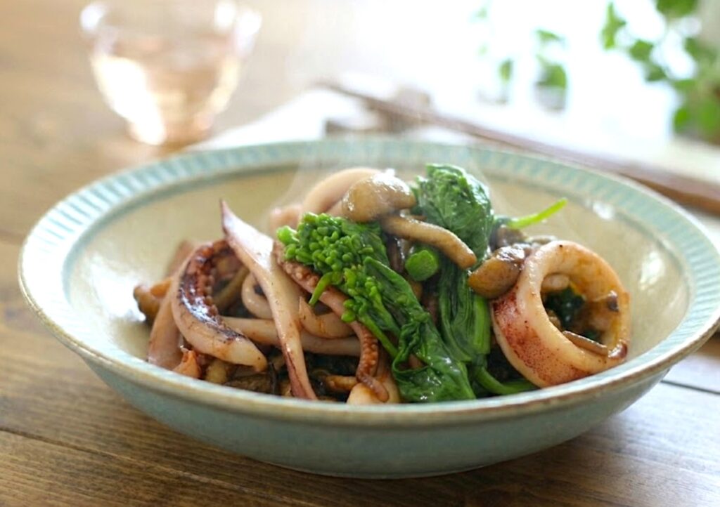 菜の花とイカのバターしょうゆ炒めレシピ｜株なめこの食感を楽しむ春の簡単おかず