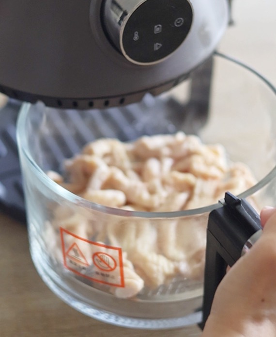 エアフライヤーに鶏皮を入れて加熱する