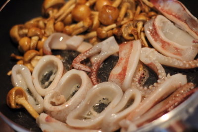 イカを加えて色が変わるまで炒めたら、バターと塩こしょうを加えて全体に絡めます。

仕上げに菜の花としょうゆを投入し、強火でさっと全体を混ぜ合わせれば完成です。