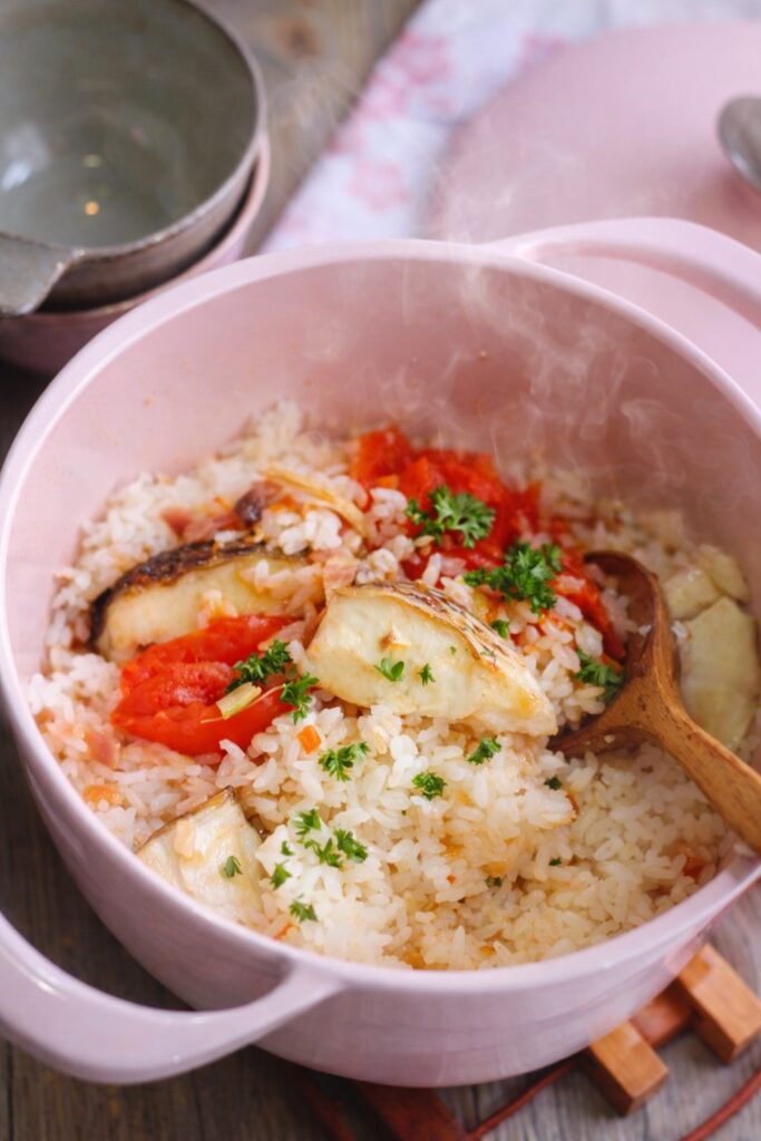 トマトを丸ごとドーン！鯛の旨みが染み渡る「絶品！洋風桜鯛めし」が春の最高のごちそうだった