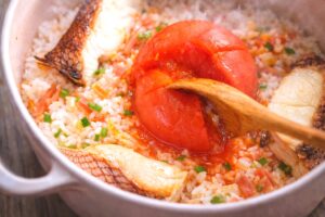 丸ごとトマトの洋風鯛めしレシピ｜桜鯛とベーコンの旨み溢れる炊き込みご飯