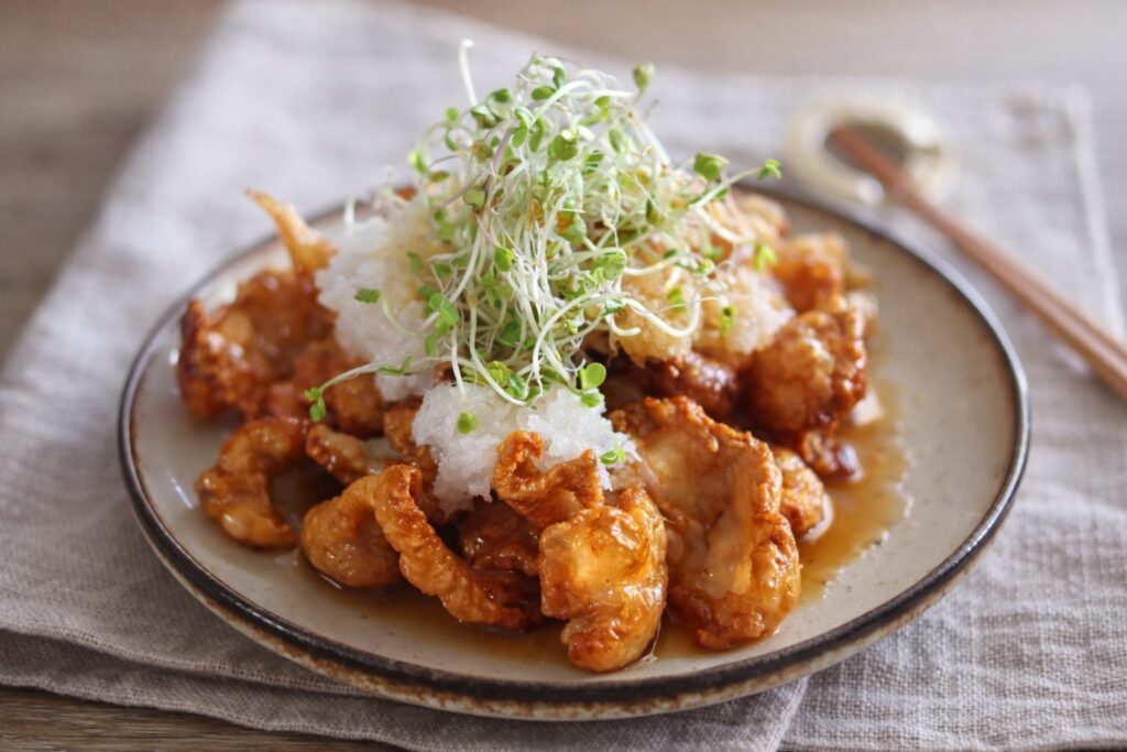 エアフライヤーで鶏皮パリパリ！米粉で極上の食感＆鶏油も活用できる「鶏皮おろしポン酢」レシピ