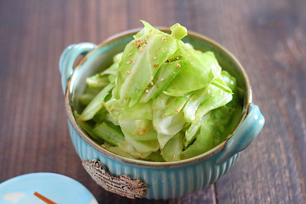 春キャベツが消えるほど旨い！袋で揉むだけ「やみつき塩だれキャベツ」が無限にいける