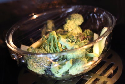 ブロッコリーは綺麗に洗い、軸の部分も含め食べやすい大きさに切って耐熱ボウルに入れます。ラップをかけ電子レンジ600wで2分加熱します。