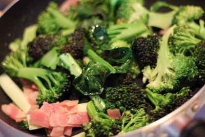 香りがたったところで、工程1のブロッコリーを加え中火で炒めます。全体が混ざったら塩をふりかけ調味します。