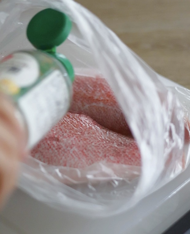 ポリ袋に赤魚を入れ、料理酒を振りかけます。