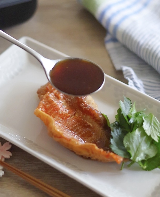 そのまま1分ほど置くと、余熱でさらに味が馴染みます。煮汁と一緒に盛り付けます。