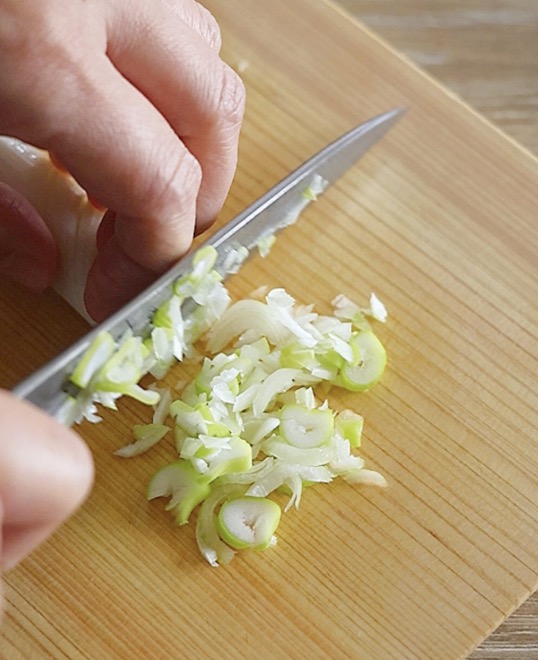 ねぎみその長ネギをみじん切りにしている工程